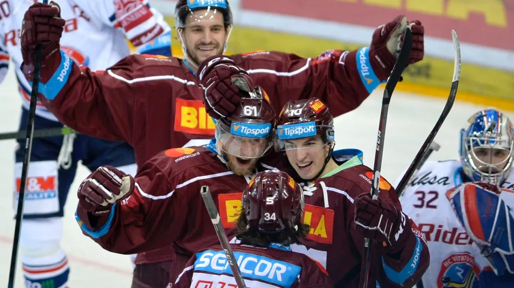 Sparťané se radují z přesilovkového gólu v utkání proti Vítkovicím