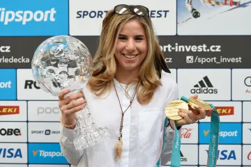 Ester Ledecká s velkým křišťálovým glóbem a dvěma zlatými olympijskými medailemi