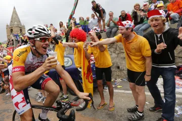 Alpe d'Huez v případě, kdy člověk nemusí spěchat. Adam Hansen si s fanoušky i připil pivem