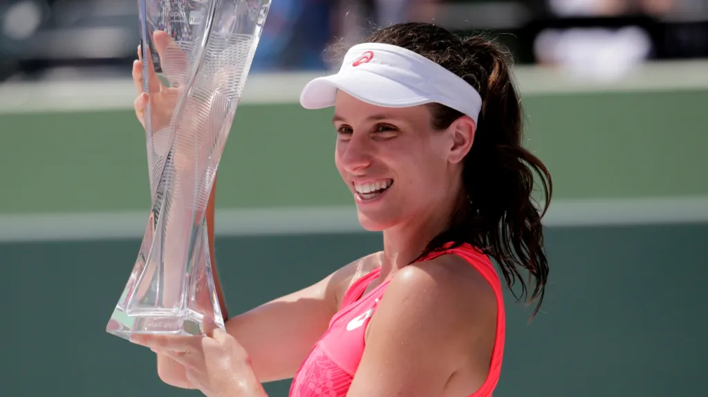 Johanna Kontaová s trofejí z turnaje v Miami
