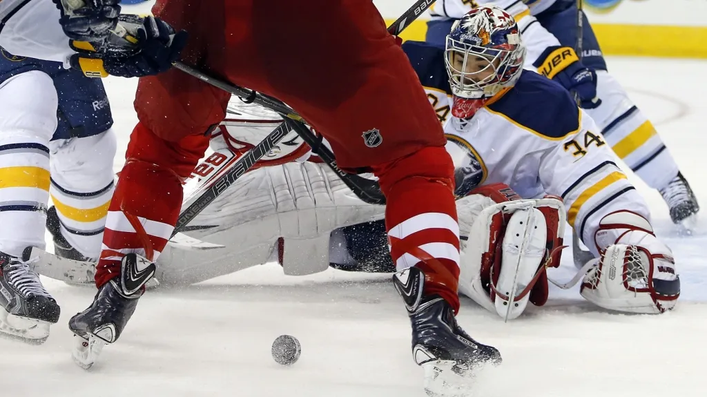 Michal Neuvirth v dresu Buffala