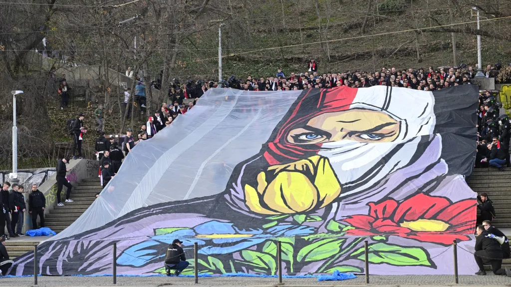 Choreografie fanoušků Slavie před derby