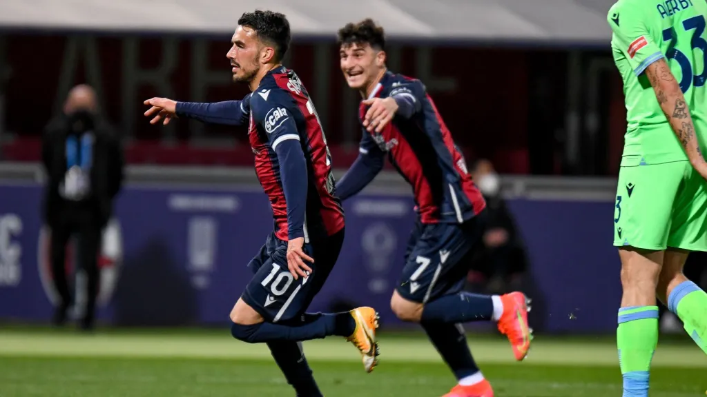 Nicola Sansone z Boloni slaví branku proti Laziu