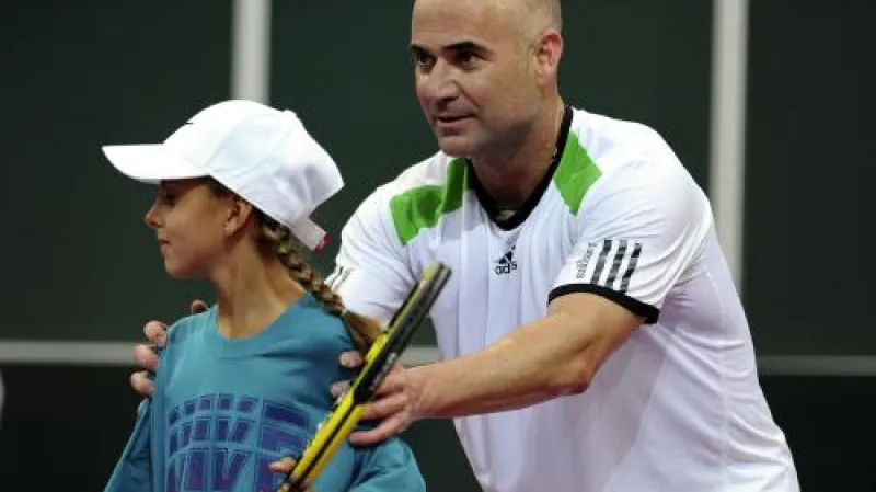 Andre Agassi se sběračkou míčků