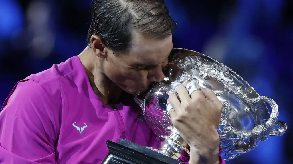 Rafael Nadal s trofejí pro vítěze Australian Open