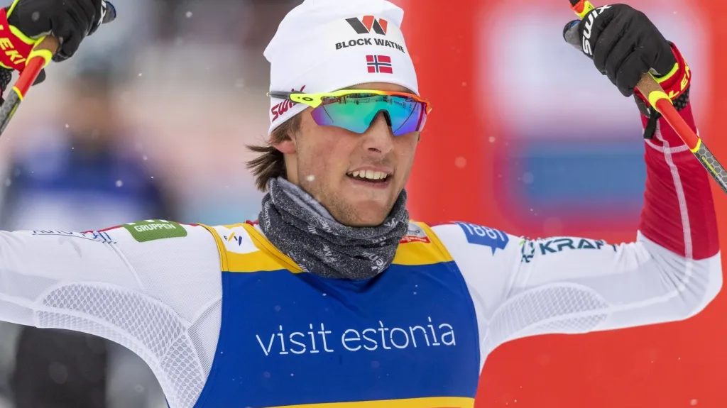 Nor Jarl Magnus Riiber se raduje z vítězství