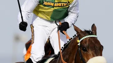 Jason Maguire s hnědákem Ballabriggs vyhrál Velkou národní