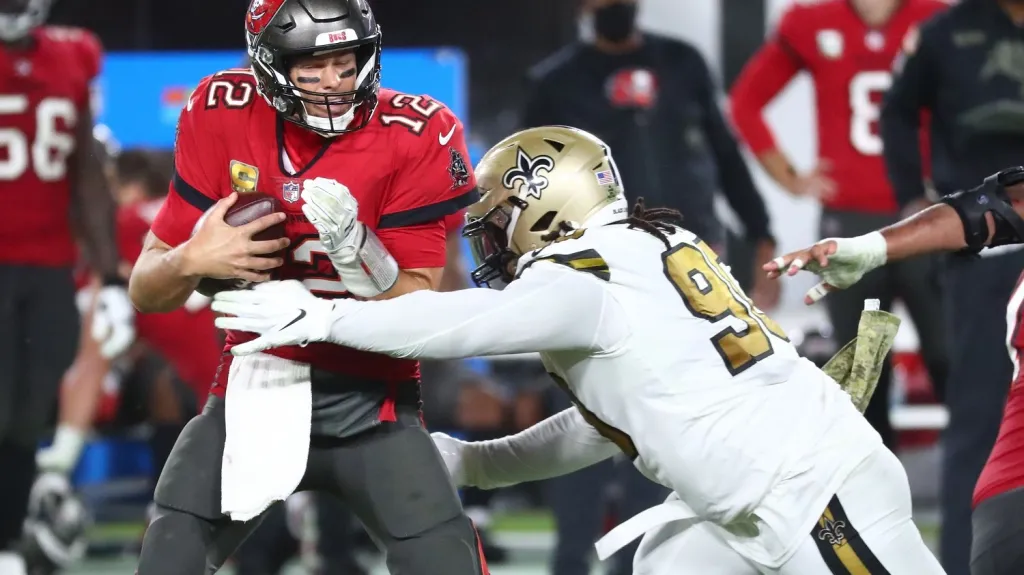 Tom Brady pod tlakem obrany Saints