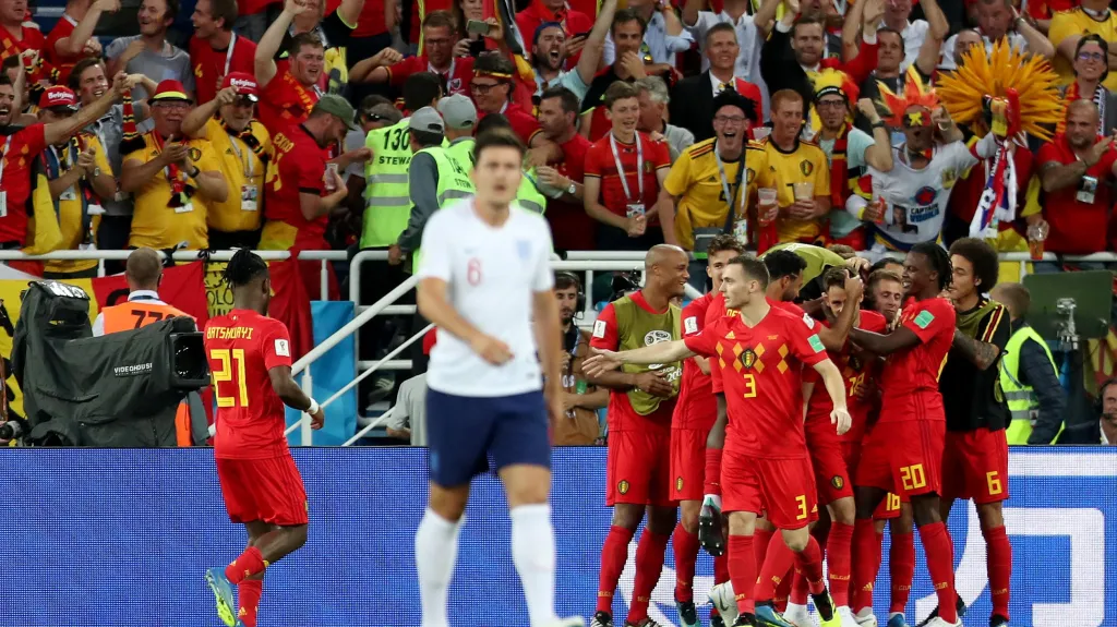 Fotbalisté Belgie se radují z gólu v síti Anglie