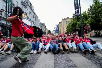 Oslava norských fanoušků v ulicích Osla