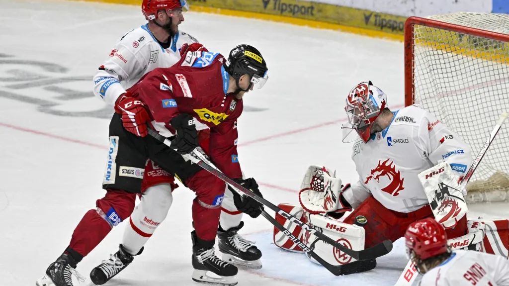 Třinecký brankář Marek Mazanec čelí šanci Sparty