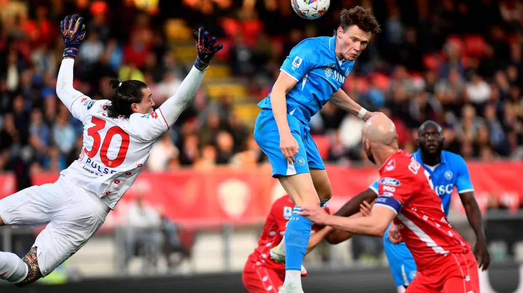 Scott McTominay dává gól Neapole proti Monze