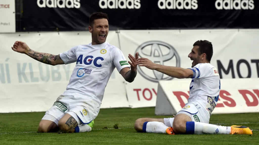 Martin Fillo slaví gól s Admirem Ljevakovičem