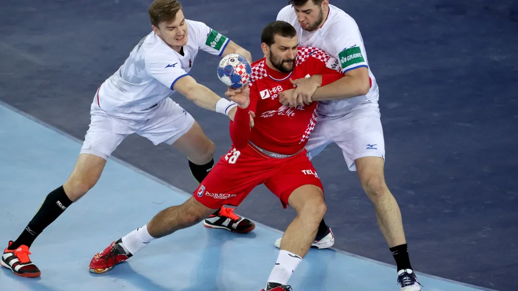 Jan Landa (vlevo) v utkání proti Chorvatsku