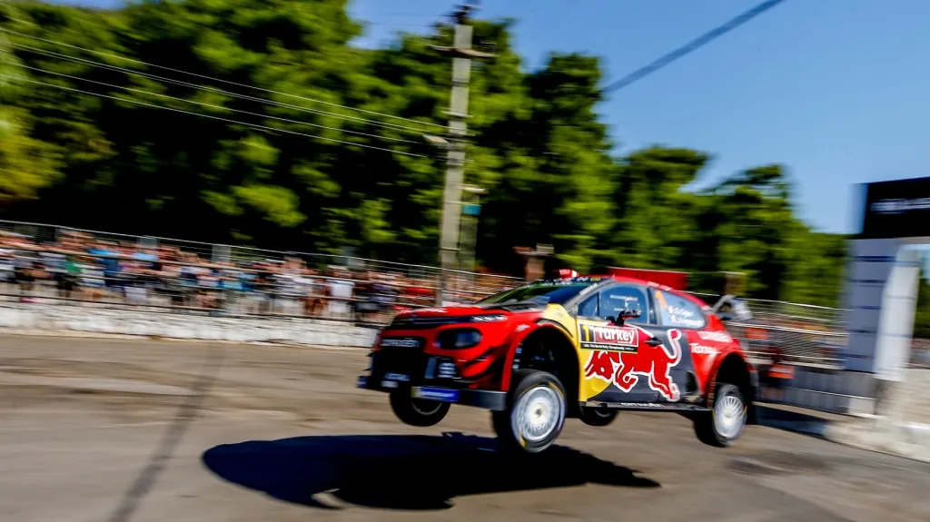 Francouzský pilot Sébastien Ogier při turecké rallye