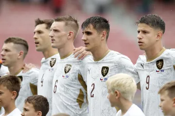 Alexandr Sojka (2) před zápasem s Kosovem mezi Štěpánem Chaloupkem (6) a Adamem Hložkem