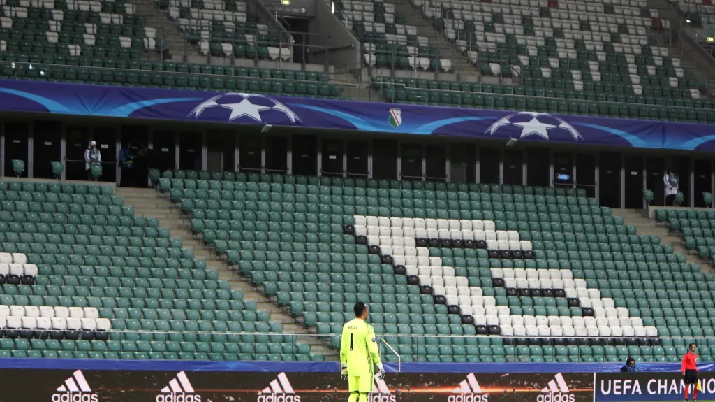 Brankář Realu Keylor Navas před prázdnými tribunami na stadionu Legie Varšava