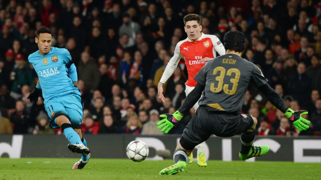 Neymar v souboji s Petrem Čechem