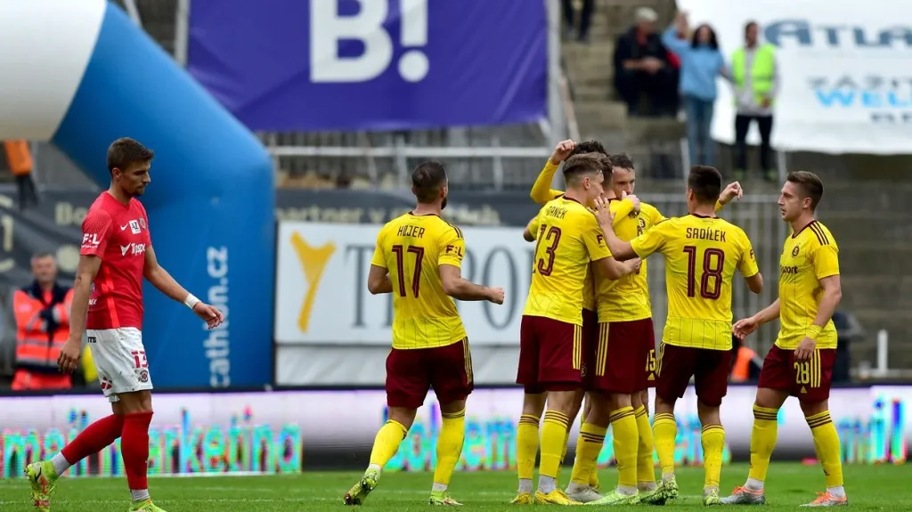Fotbalisté Sparty se radují z gólu v Brně