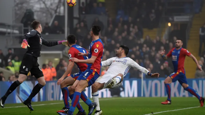 Diego Costa střílí branku v utkání s Crystal Palace
