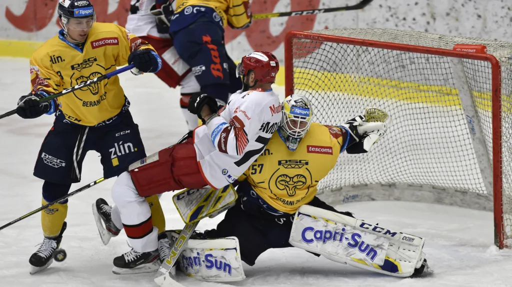 Zlínský brankář Daniel Huf v souboji s Radkem Smoleňákem z Hradce Králové