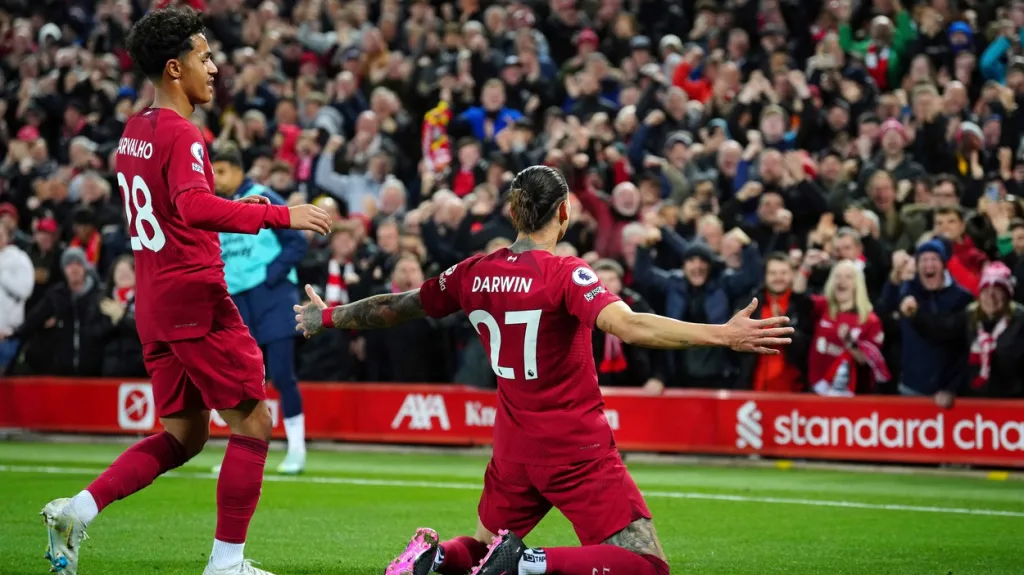 Fotbalisté Liverpoolu oslavují gól na Anfield Road