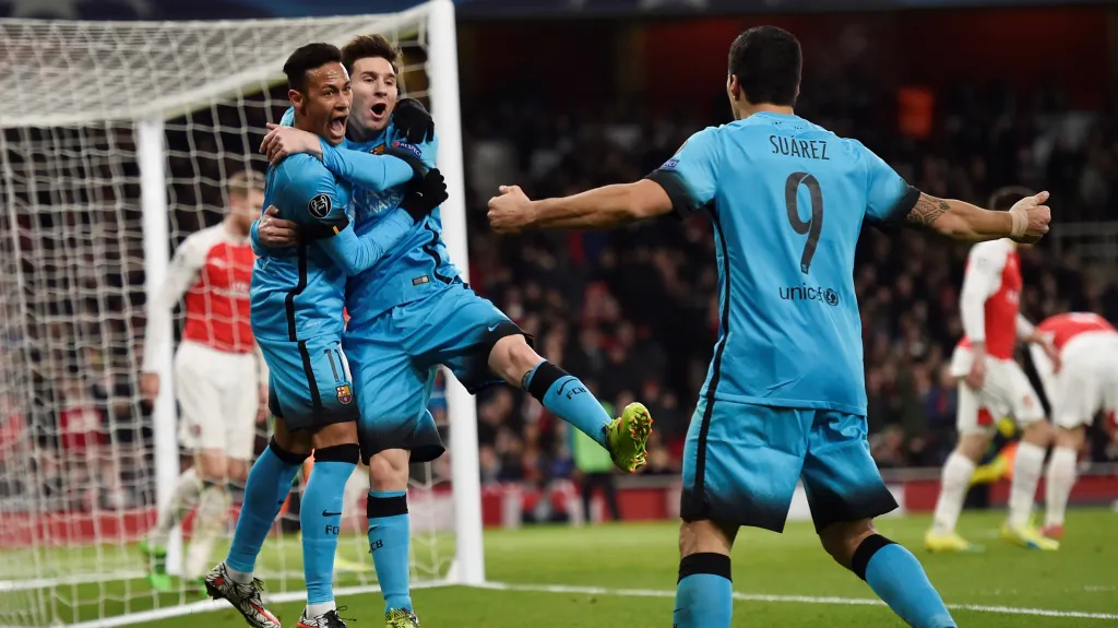 Slavící hráči Barcelony v utkání s Arsenalem