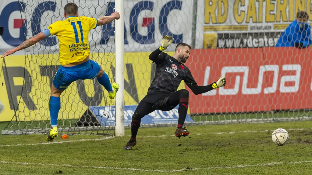 Jakub Mareš z Teplic se snaží překonat Ondřeje Koláře ze Slavie