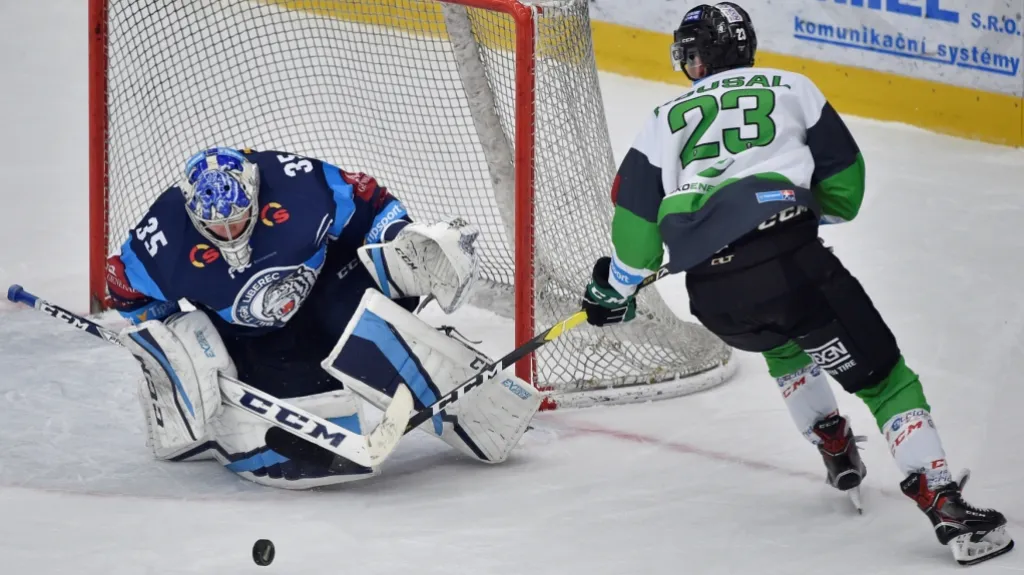 Liberecký brankář Roman Will čelí nájezdu mladoboleslavského Pavla Kousala