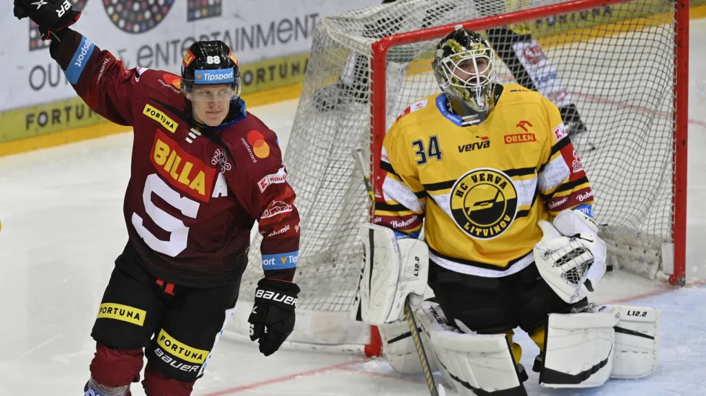 Miroslav Forman ze Sparty se raduje v utkání proti Litvínovu