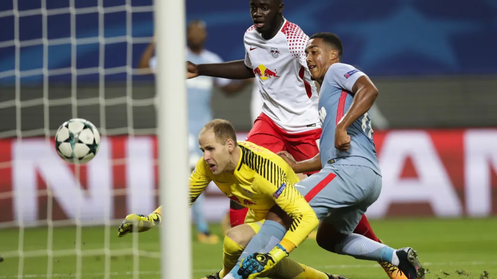 Péter Gulácsi (ve žlutém)