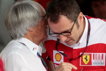 Bernie Ecclestone mluví s bývalým týmovým šéfem Ferrari Stefanem Domenicalim
