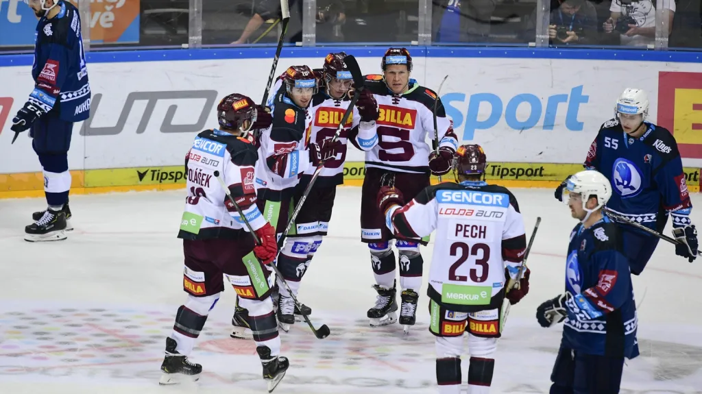 Hokejisté Sparty se radují z gólu proti Plzni