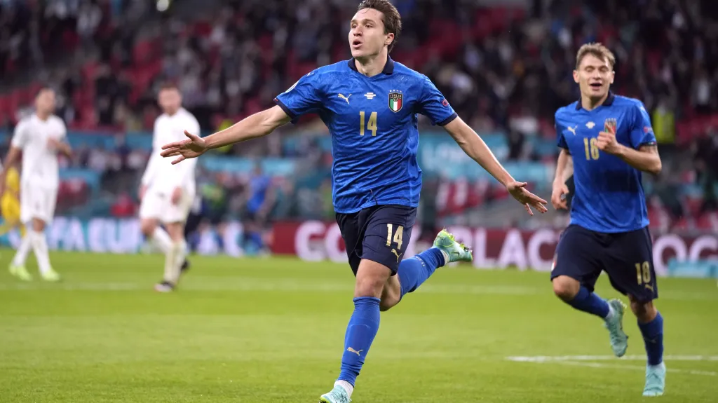 Ital Federico Chiesa slaví gól v síti Španělska
