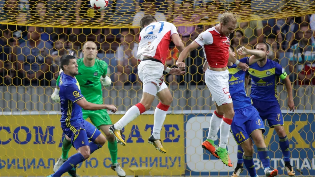 Slávista Milan Škoda střílí gól do sítě BATE Borisov