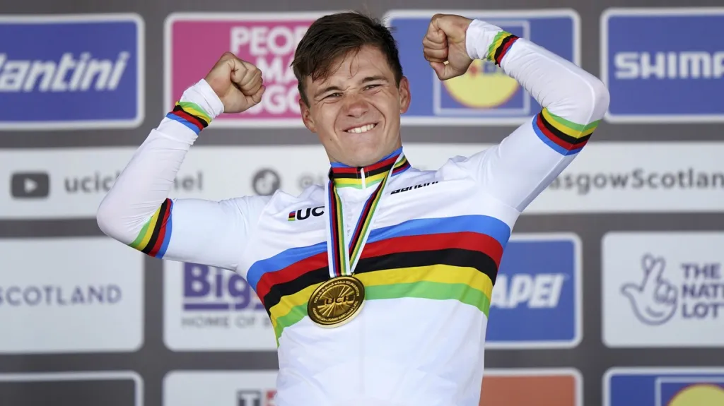 Remco Evenepoel slaví vítězství v časovce na MS