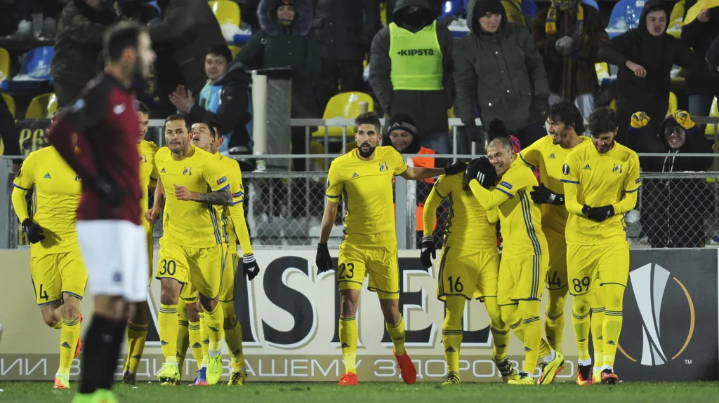 Slavící hráči Rostova v utkání proti Spartě