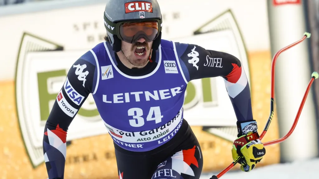 Americký lyžař Bryce Bennett po výhře ve Val Gardeně