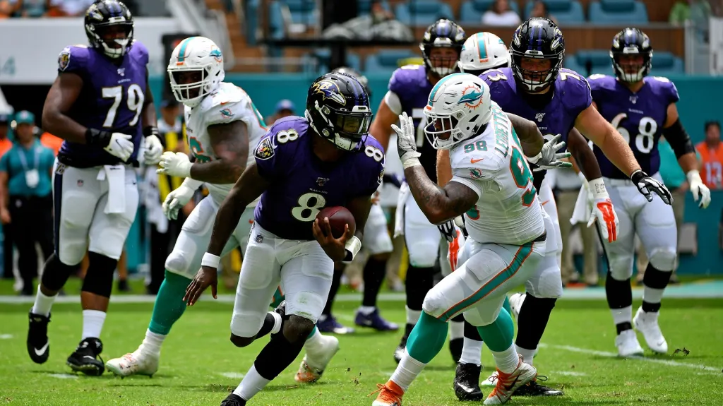 Lamar Jackson uniká obraně Miami