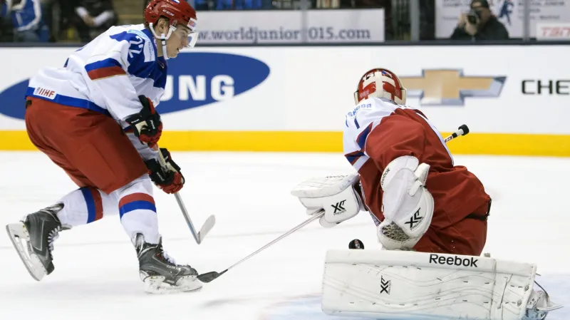 Důležitý okamžik utkání: Svoboda chytá trestné střílení Barbašjova