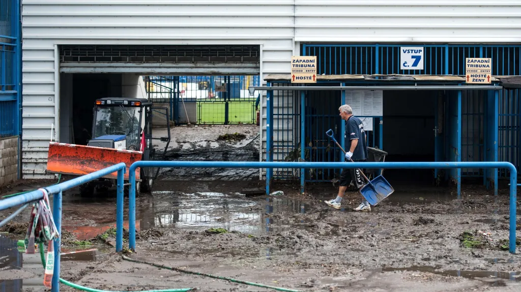 Bahno proniklo téměř až na trávník stadionu