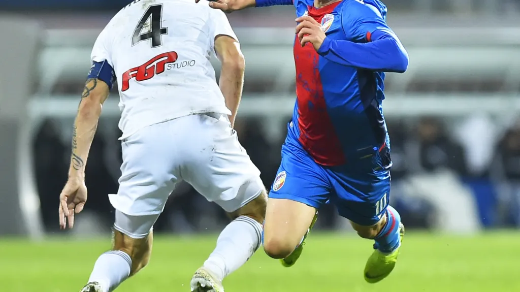 Roman Hubník z Olomouce (vlevo) a jeho "červený" faul v Plzni