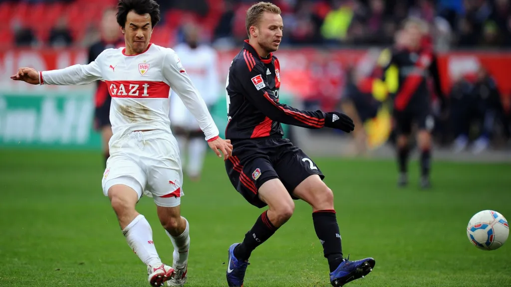 Michal Kadlec (vpravo) za Leverkusen