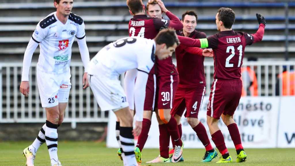 Fotbalisté Sparty se radují z gólu Lukáše Juliše
