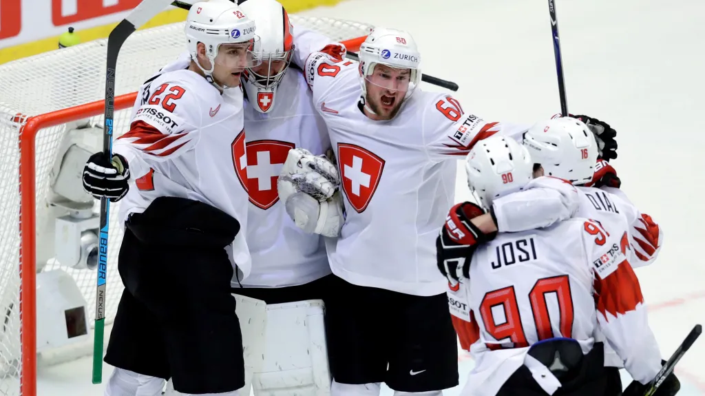 Hokejisté Švýcarska se radují z postupu do semifinále MS