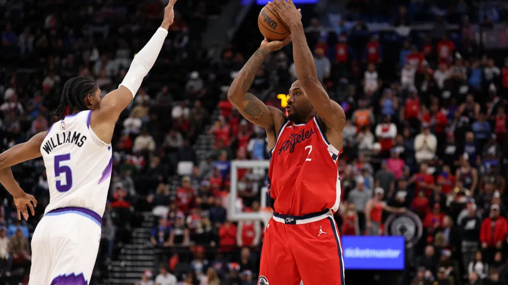 Kawhi Leonard (vpravo) a Cody Williams v utkání Clippers s Utahem