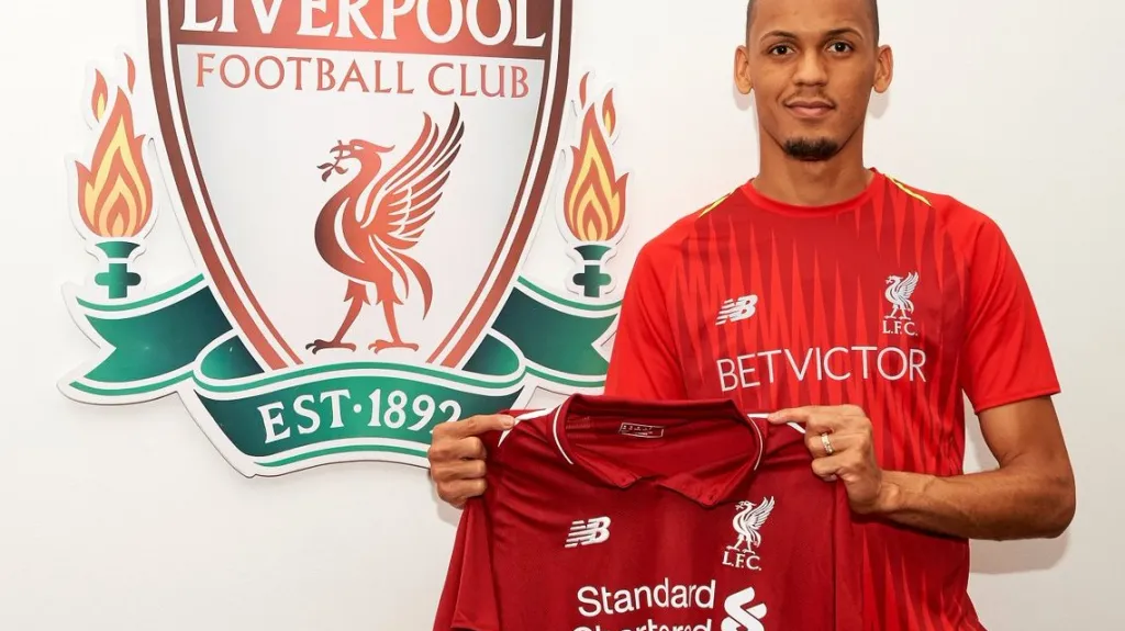 Fabinho pózuje s dresem Liverpoolu