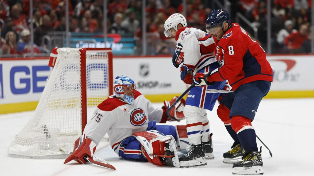 Český brankář Jakub Dobeš čelí ofenzivě Washingtonu v čele s Alexandrem Ovečkinem