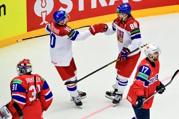 Roman Červenka se raduje s Davidem Pastrňákem proti Norsku