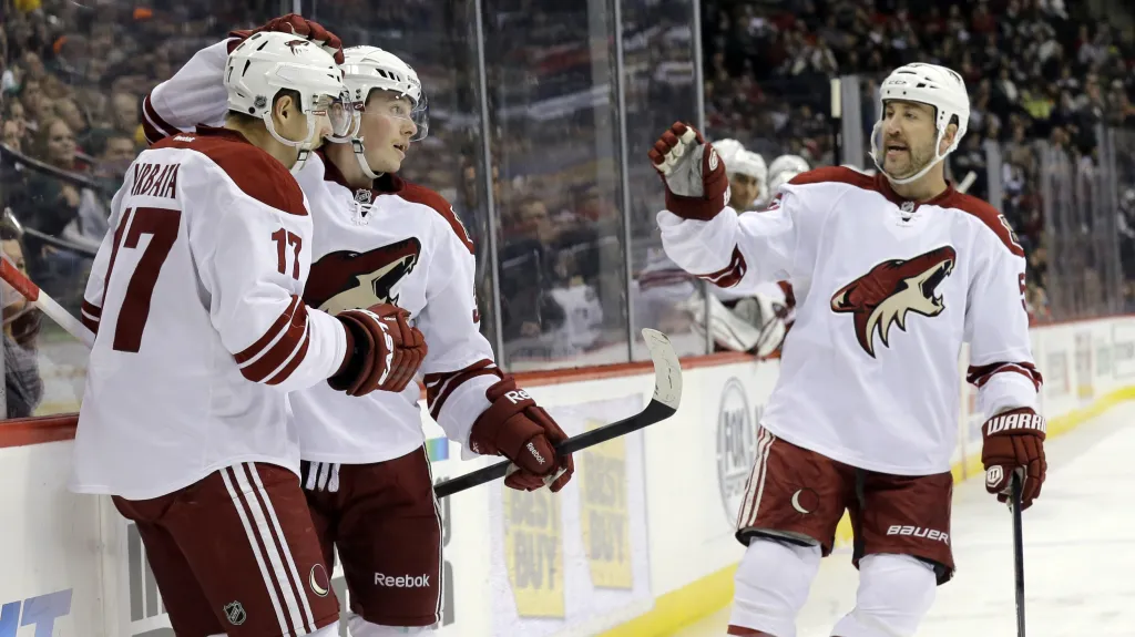 Vrbata (vlevo) slaví se spoluhráči